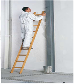 Zu sehen ist eine Anlegeleiter aus Holz, welche sicher auf dem Boden steht und an die Wand angelegt ist. Darauf ist ein Anstreicher zu sehen, der rechts von sich eine Stütze lackiert.